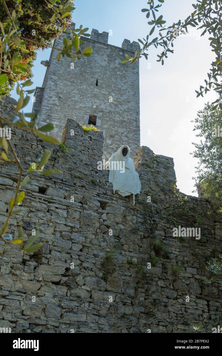 Figura spettrale si trova sulle mura del castello di Castello di Vezio vicino Varenna, Lago di Como, Italia Foto Stock