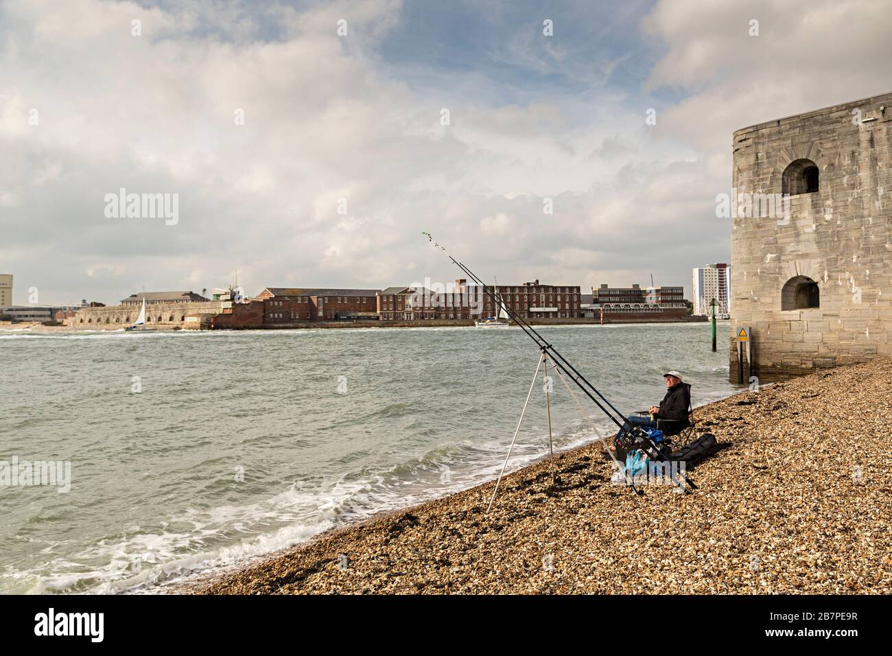 Pesca in spiaggia all'ingresso del porto storico, Portsmouth, Inghilterra, Regno Unito Foto Stock