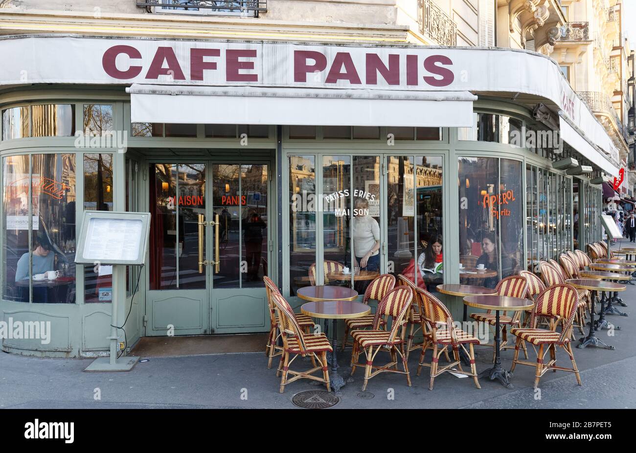 Situato nel 5 ° arrondissement, nel centro della città, caffè Panis situato vicino alla cattedrale di Notre Dame a Parigi, Francia. Foto Stock