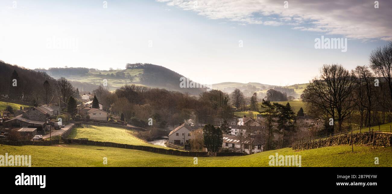 Spark Bridge nella Crake Valley in una luminosa mattinata d'inverno. Fujifilm X-T3, Fujinon 18-55 f2.8-4.0 @ 39 mm, f=14, 1/60 secondo, ISO160 Foto Stock