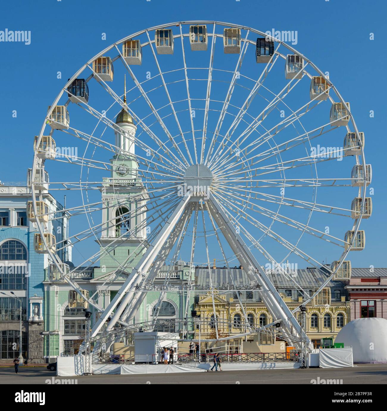 Ruota panoramica su una piazza della città in una giornata di sole Foto Stock