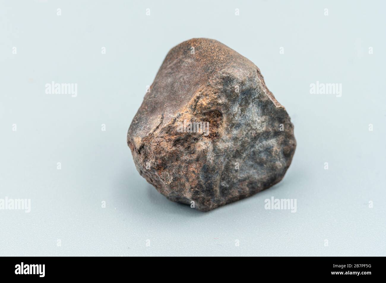 Meteorite di condrite L6W2 tipo isolato, pezzo di roccia formato come un asteroide nell'universo a durante la creazione del sistema solare Foto Stock