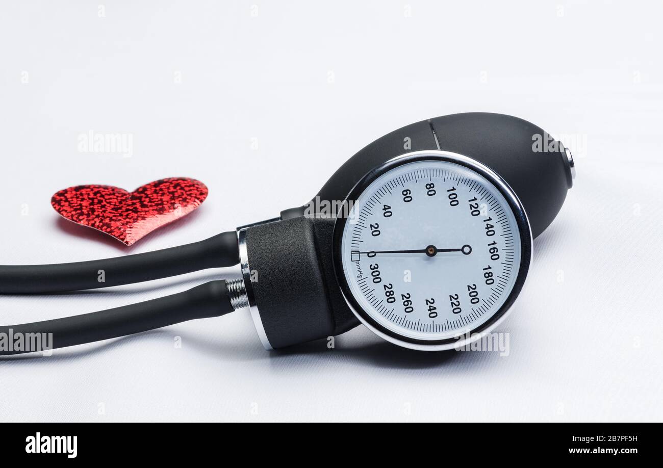 Il tonometro di nero e di cuore isolato su bianco Foto Stock