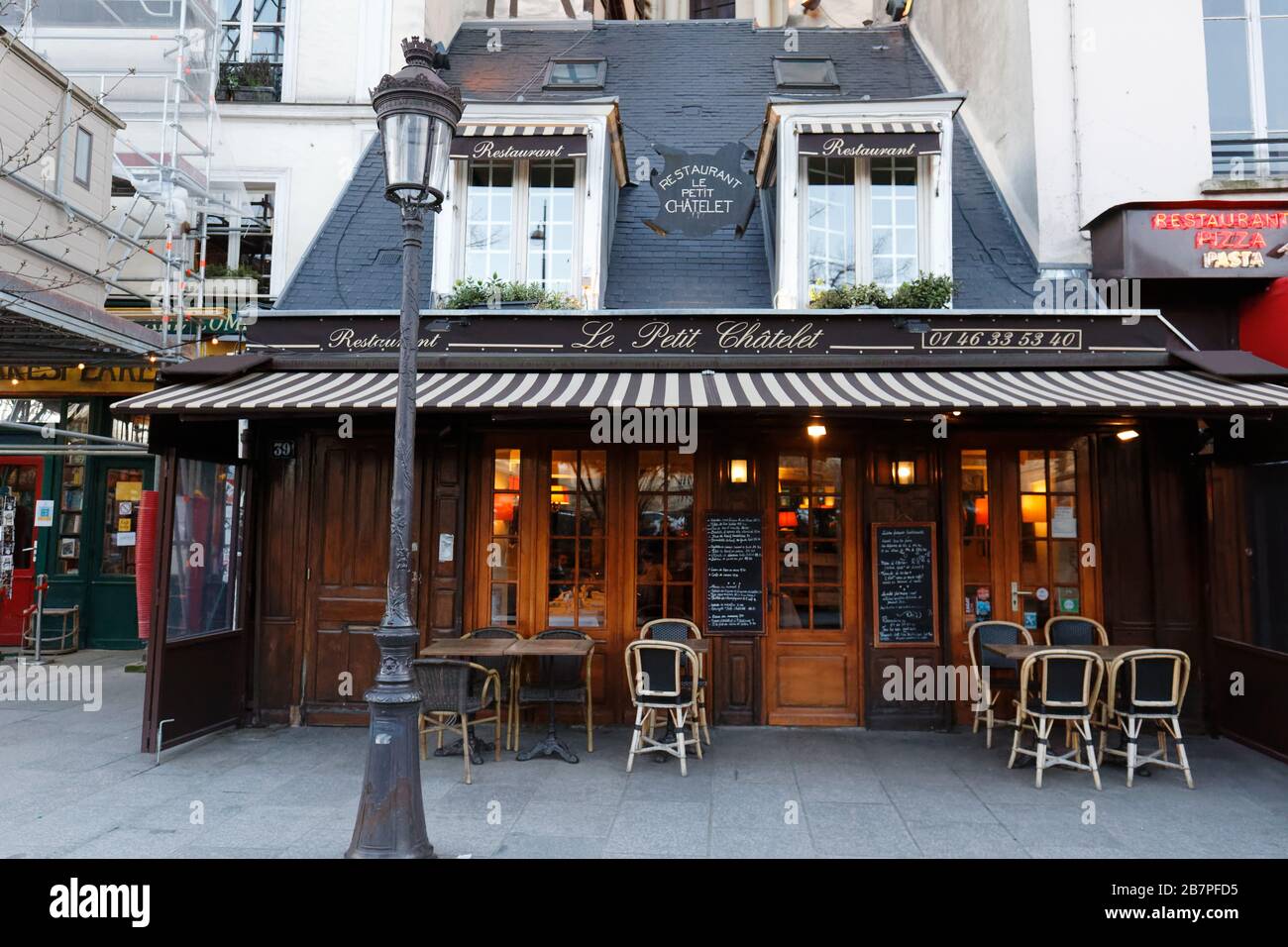 Situato nel 5 ° arrondissement, nel centro della città, ristorante tradizionale francese le Petit Chatelet situato vicino alla cattedrale di Notre Dame a Parigi Foto Stock