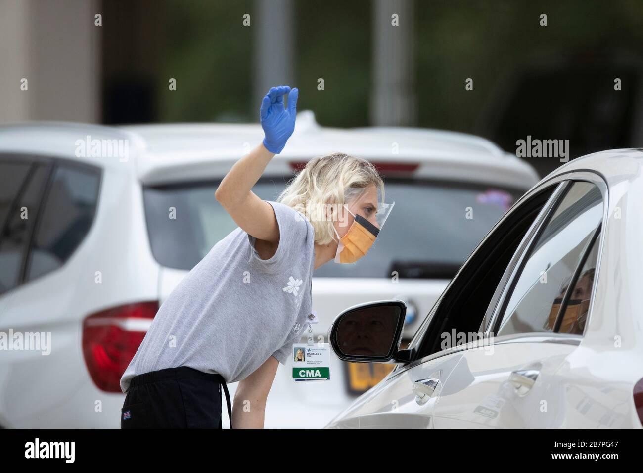 Gli operatori sanitari valutano e si tamponano da un flusso costante di texani preoccupati presso una clinica Baylor Scott & White drive-in ad Austin, Texas. Il Texas sta ulteriormente limitando le riunioni pubbliche in seguito ad un enorme aumento dei casi COVID-19 questa settimana con chiusure di bar e ristoranti. Credit: Bob Daemmrich/Alamy Live News Foto Stock