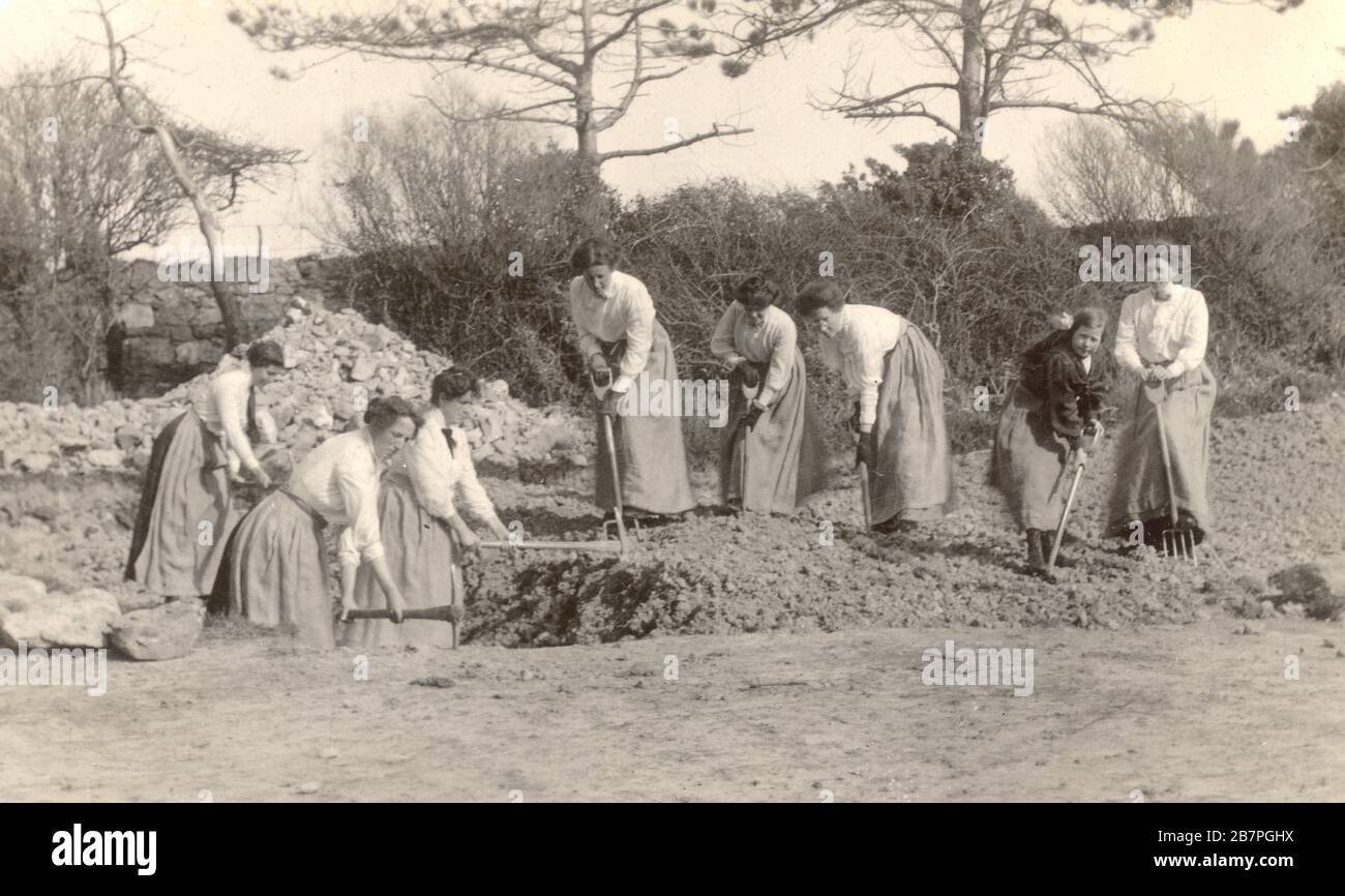 WW1 era cartolina di gruppo di donne terra ragazze, facendo lavoro di guerra - costruire una pista agricola, circa 1916, Regno Unito Foto Stock