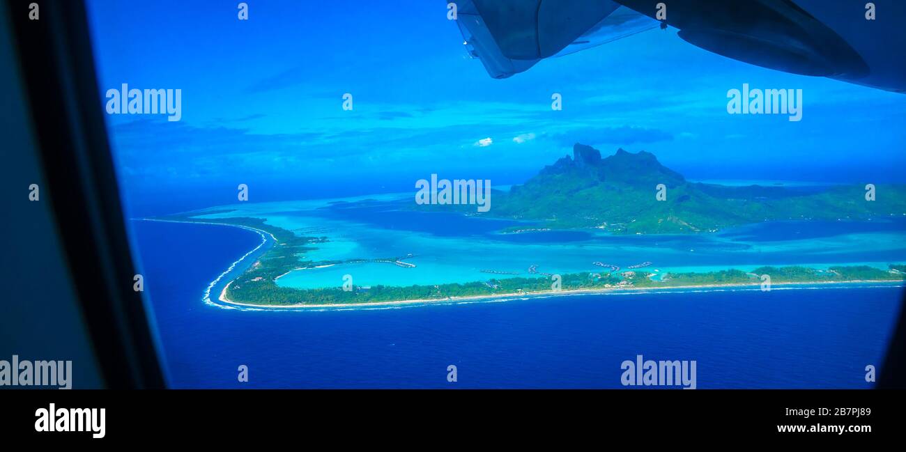 Bora Bora vista dalla finestra di un aereo Foto Stock