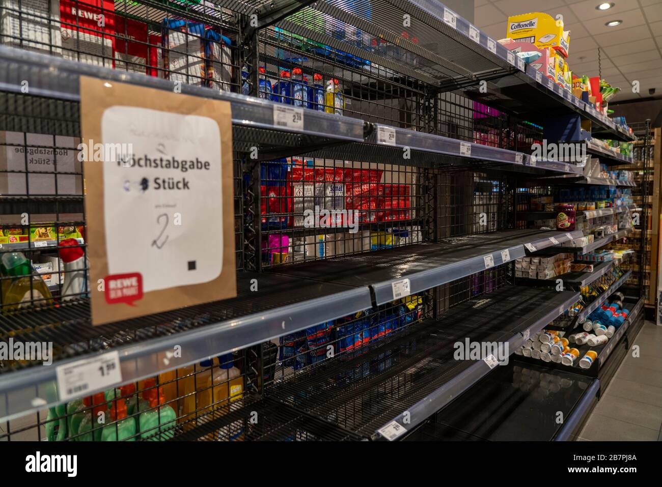 Effetti della pandemia di coronavirus in Germania, cibo, scaffali vuoti in un supermercato, niente più carta igienica in magazzino, prelievo massimo, Foto Stock
