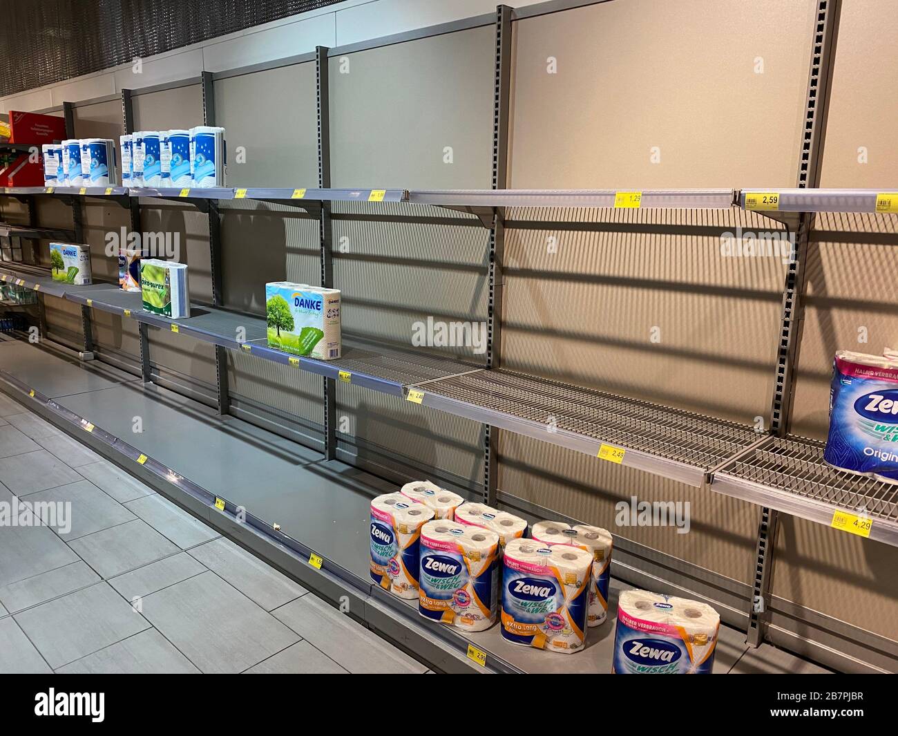 Effetti della pandemia di coronavirus in Germania, cibo, scaffali vuoti in un supermercato, niente più carta igienica in magazzino, prelievo massimo, Foto Stock