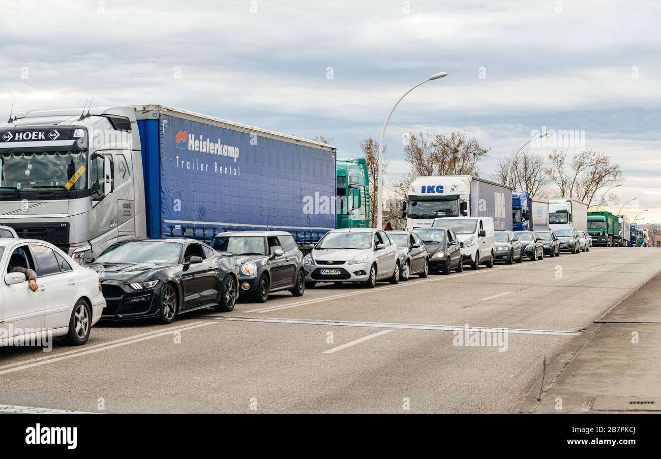 Strasburgo, Francia - 17 marzo 2020: Ingorghi di traffico lungo grande coda con automobili e camion al passaggio doganale di frontiera tra Francia e Germania durante le misure di crisi lotta contro il romanzo coronavirus Foto Stock