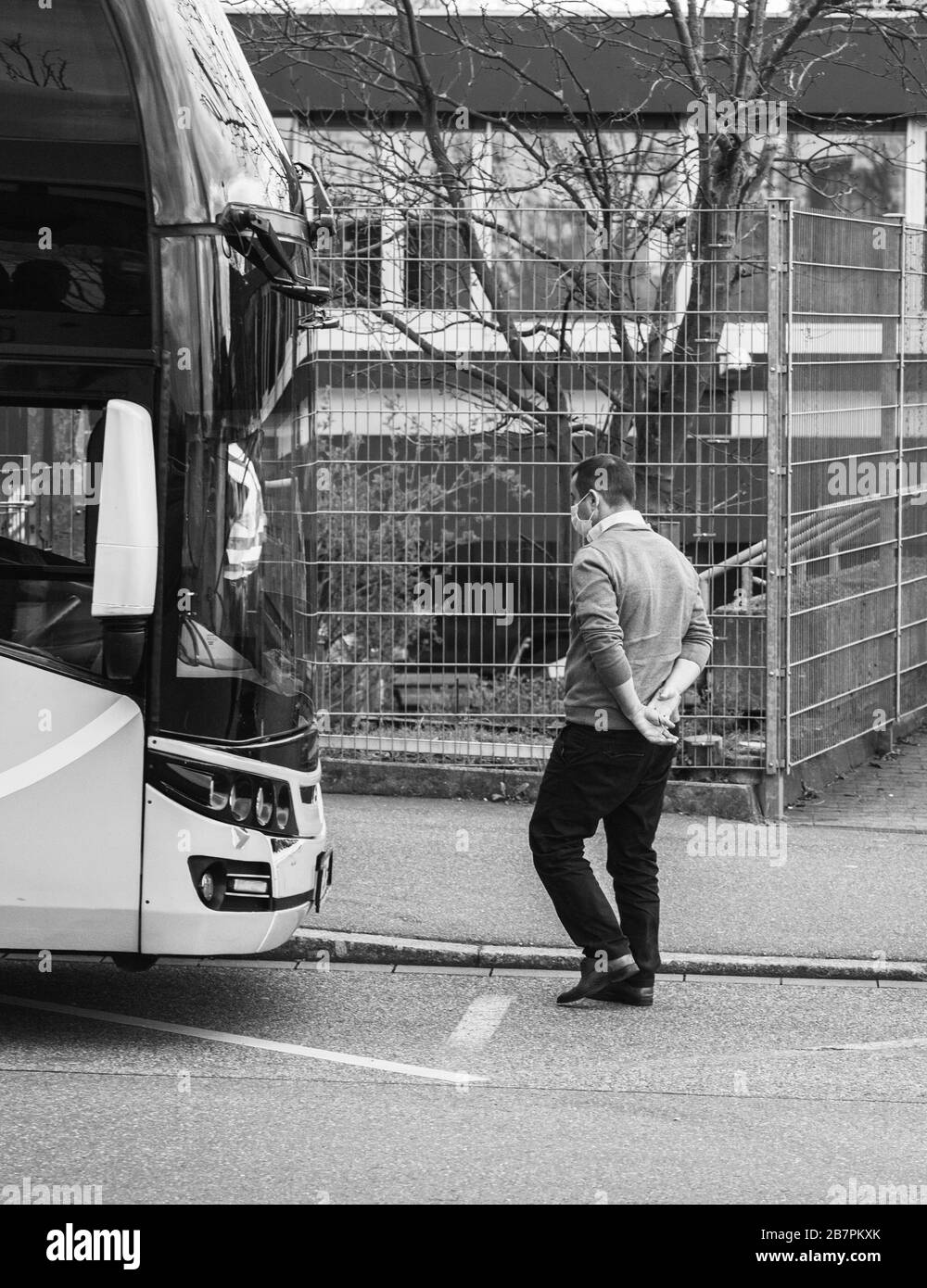 Kehl, Germania - 16 marzo 2020: Driver ansioso preoccupato di autobus interurbani indossando maschera bianca di protezione checkpoint al confine che attraversa misure di crisi contro il coronavirus Foto Stock