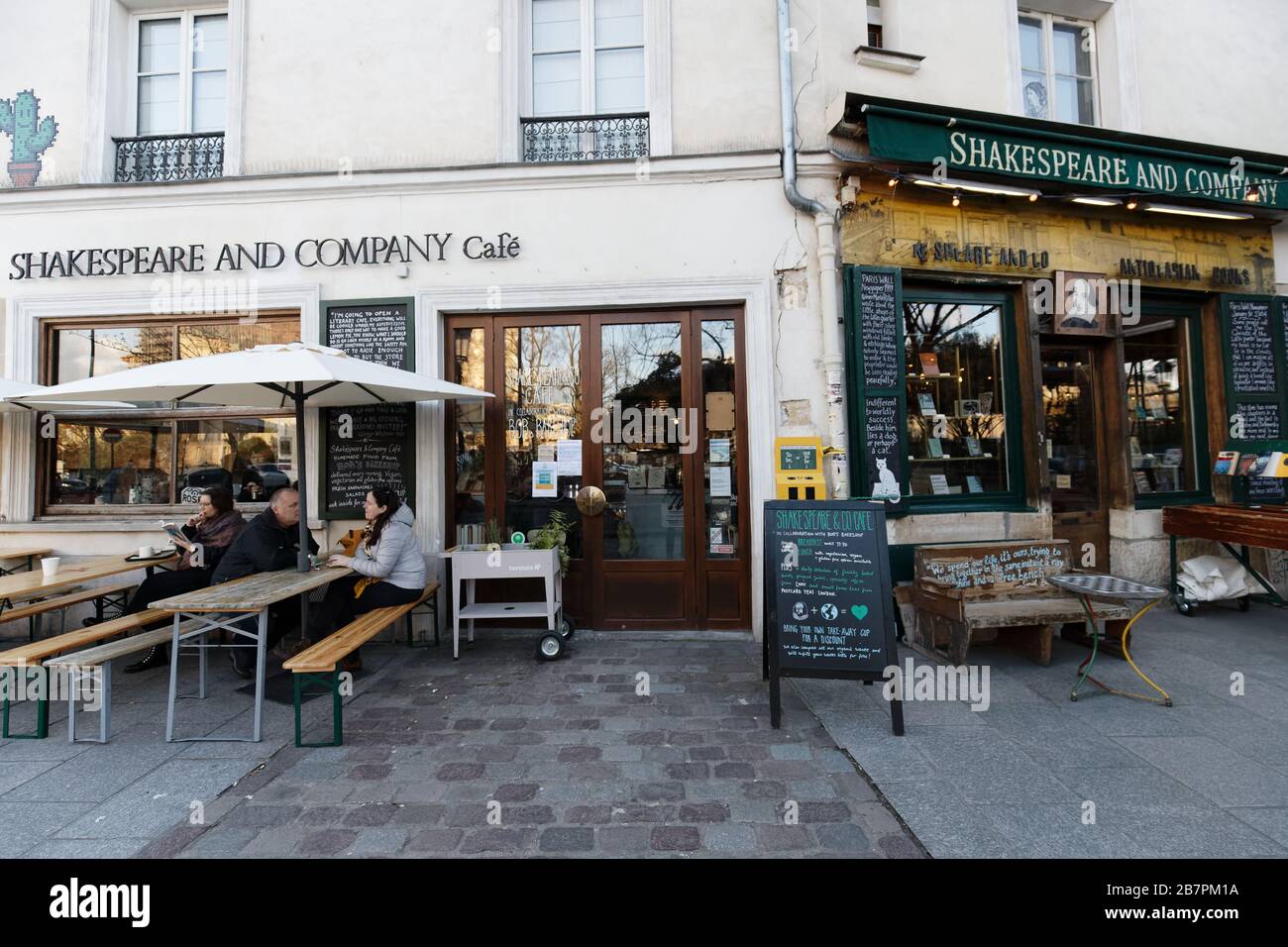 Vista del punto di riferimento e di Shakespeare Company bookstore e caffetteria situato sulla riva sinistra di Parigi, Francia, di fronte alla cattedrale di Notre Dame. Foto Stock