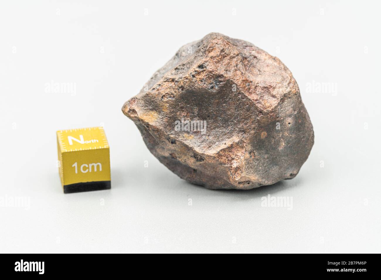 Meteorite di condrite L6W2 tipo isolato, pezzo di roccia formato come un asteroide nell'universo a durante la creazione del sistema solare Foto Stock