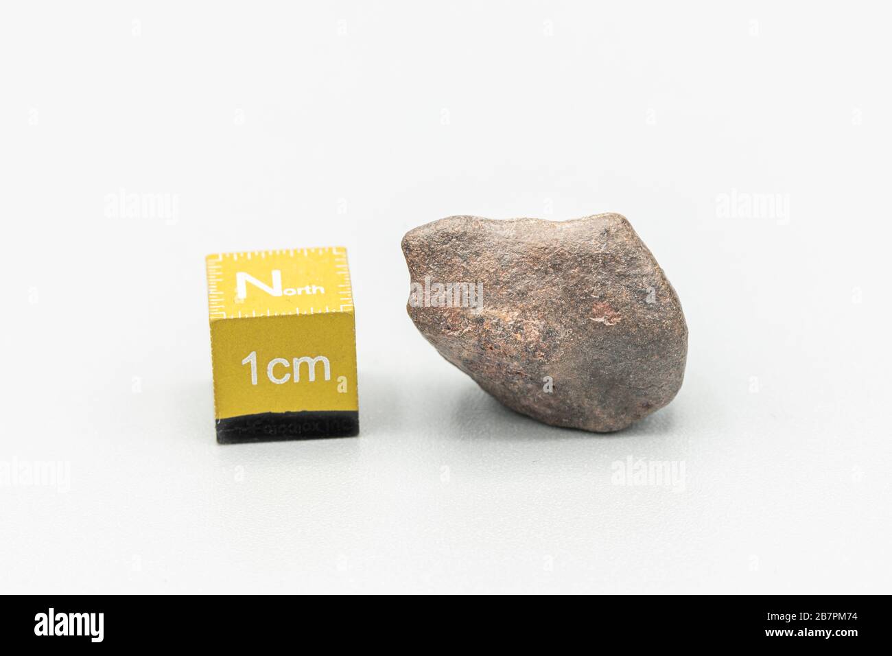 Meteorite di condrite L6W2 tipo isolato, pezzo di roccia formato come un asteroide nell'universo a durante la creazione del sistema solare Foto Stock