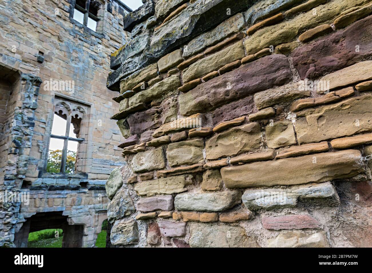Muro di arenaria eroso, con intemperie, Ashby de la Zouch Castle, Leicestershire, Inghilterra, Regno Unito Foto Stock
