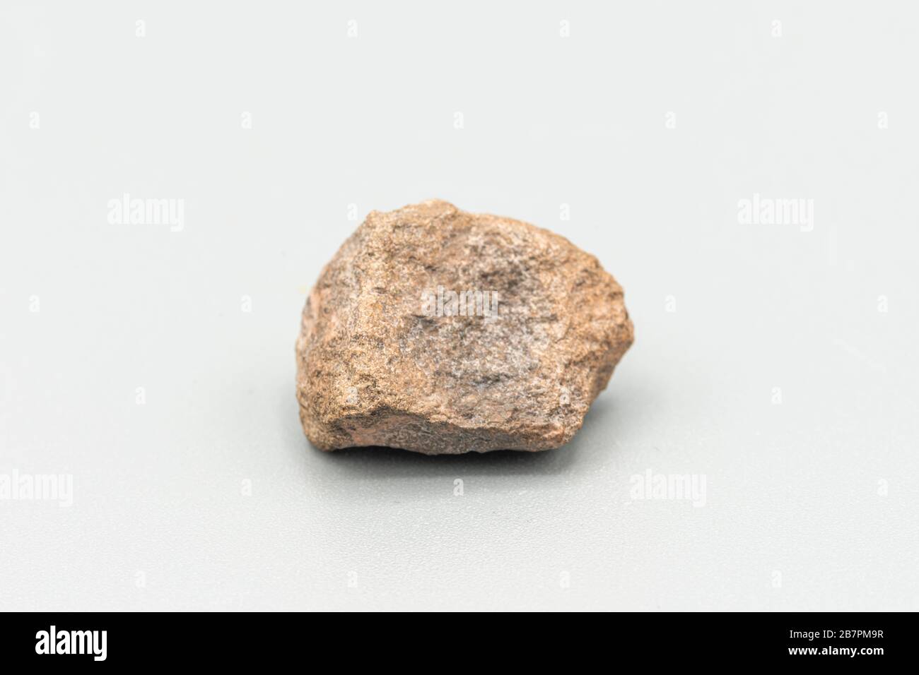 Meteorite di condrite L6W2 tipo isolato, pezzo di roccia formato come un asteroide nell'universo a durante la creazione del sistema solare Foto Stock