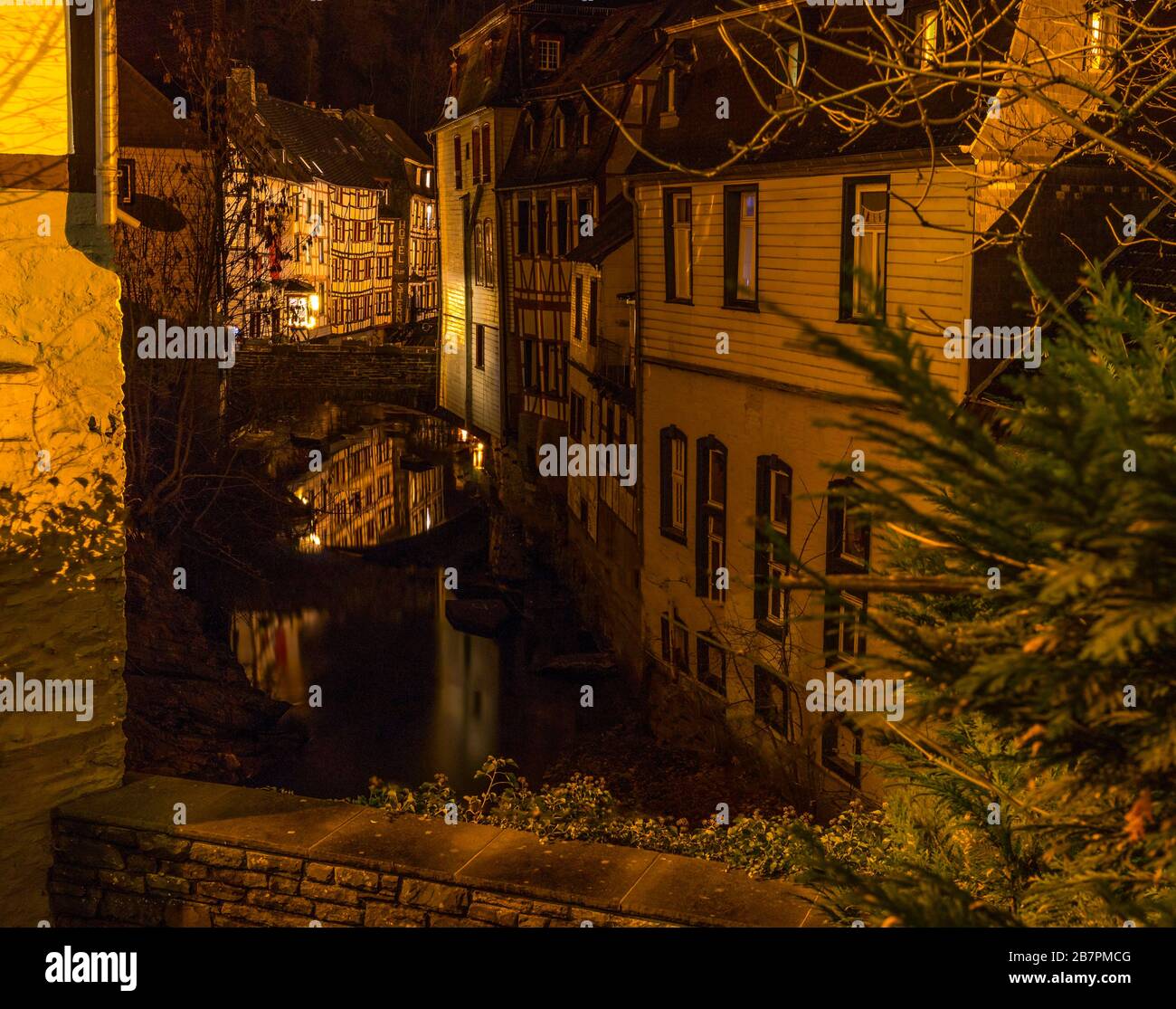 Vista del Rur di notte. Città di Monschau nell'Eifel. Foto Stock