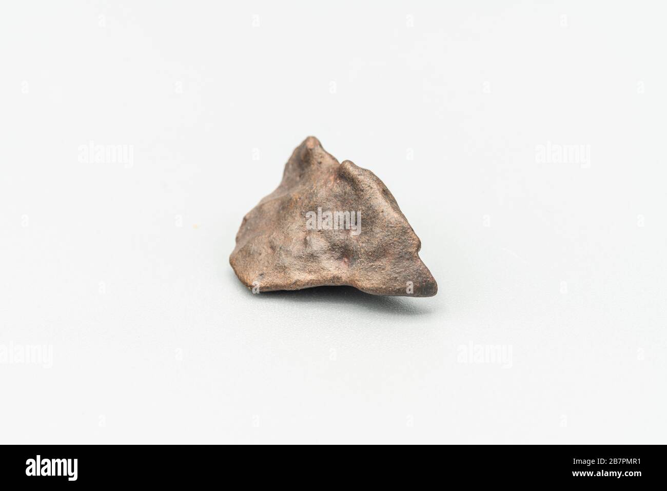 Meteorite di condrite L6W2 tipo isolato, pezzo di roccia formato come un asteroide nell'universo a durante la creazione del sistema solare Foto Stock