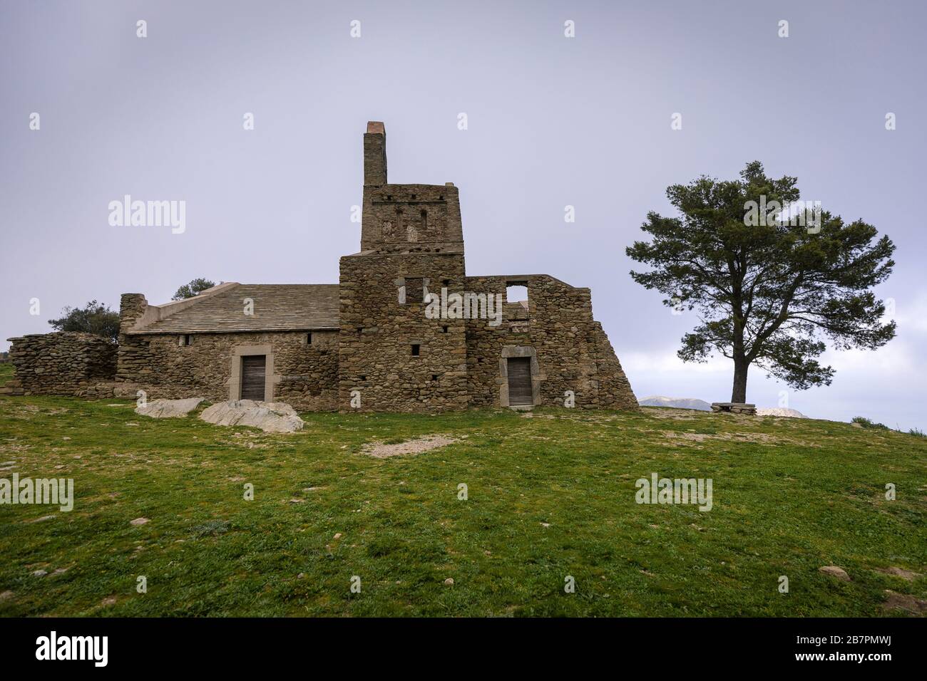 Nebbia attorno alla chiesa del monastero di Sant Pere Rodes. Costa Brava, Girona, Spagna. Foto Stock