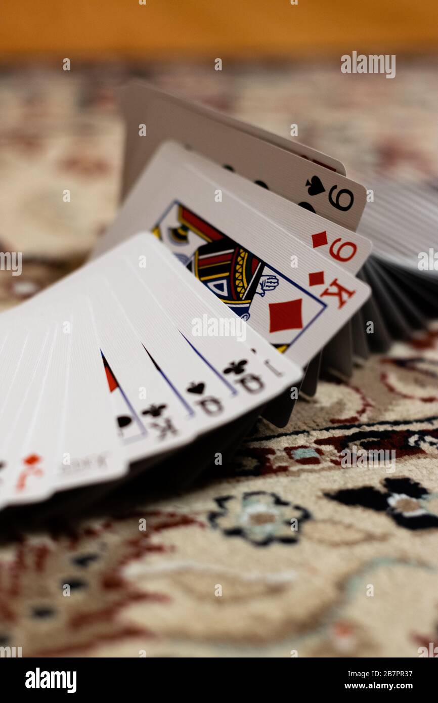 Un mazzo di carte da gioco disposte come se facesse un nastro sparso Foto Stock