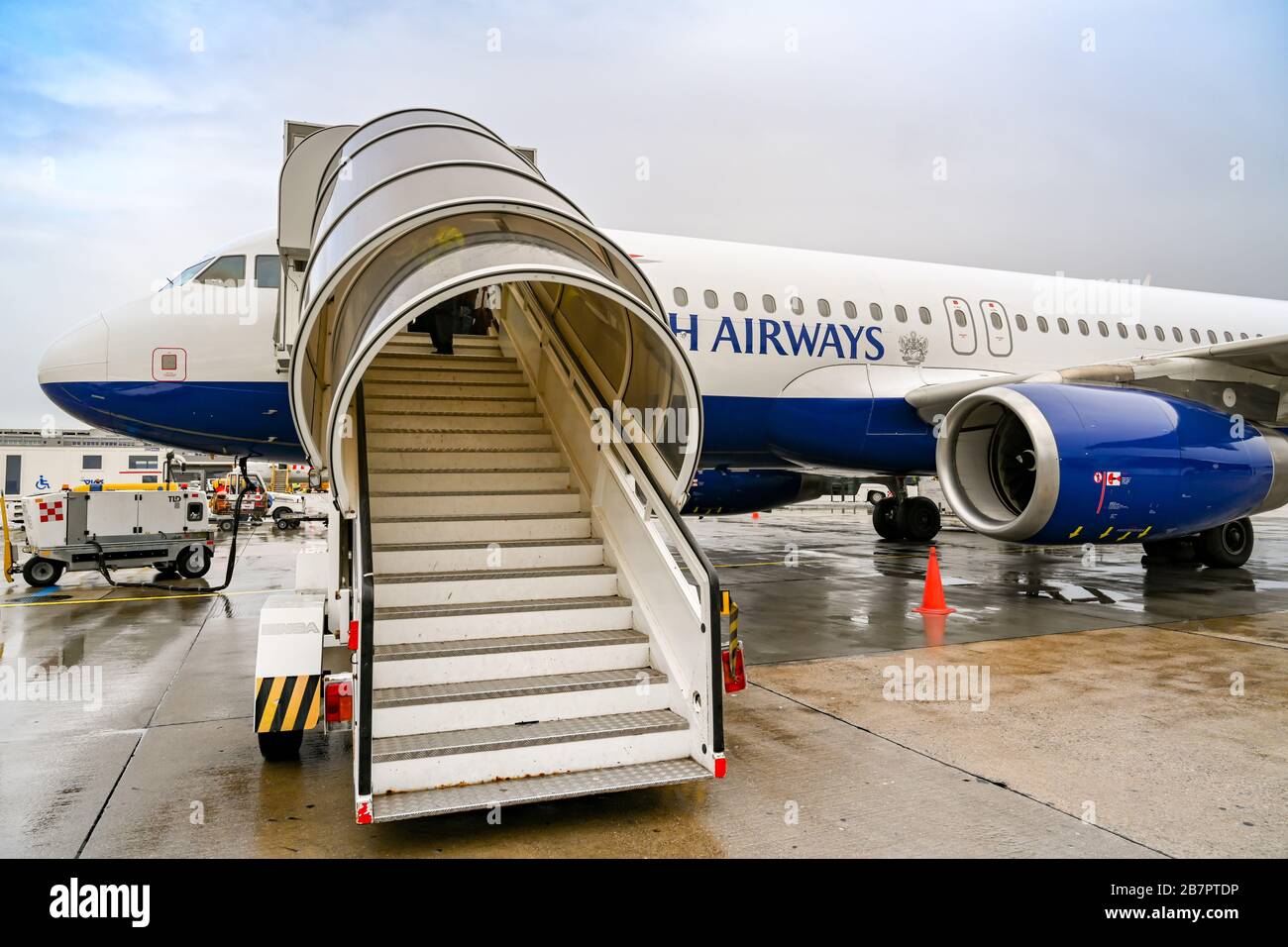 VIENNA, AUSTRIA - NOVEMBRE 2019: Serie di scale per passeggeri collegate a un jet Airbus della British Airways all'aeroporto di Vienna Foto Stock