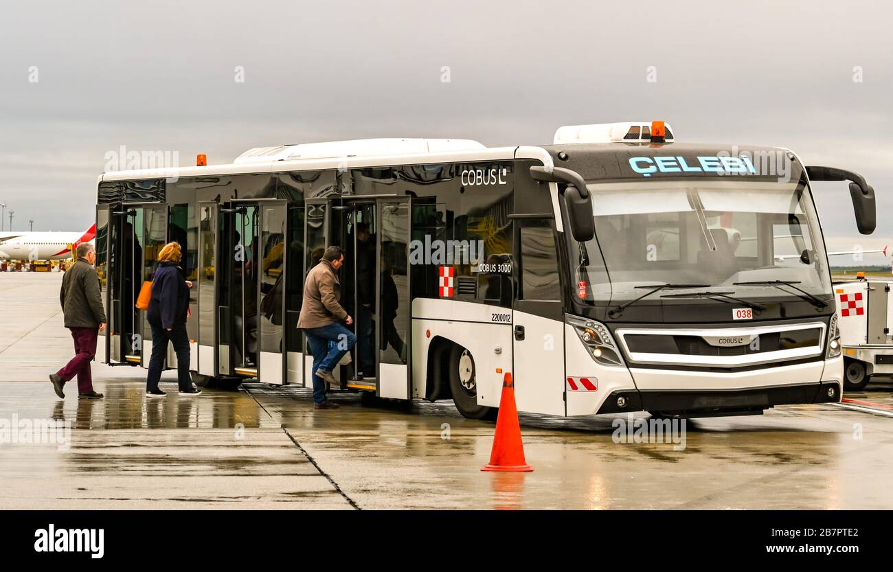 VIENNA, AUSTRIA - NOVEMBRE 2019: Passeggeri che salitano a bordo di un autobus navetta per il terminal dopo aver sbarcato un aereo all'aeroporto di Vienna. Foto Stock