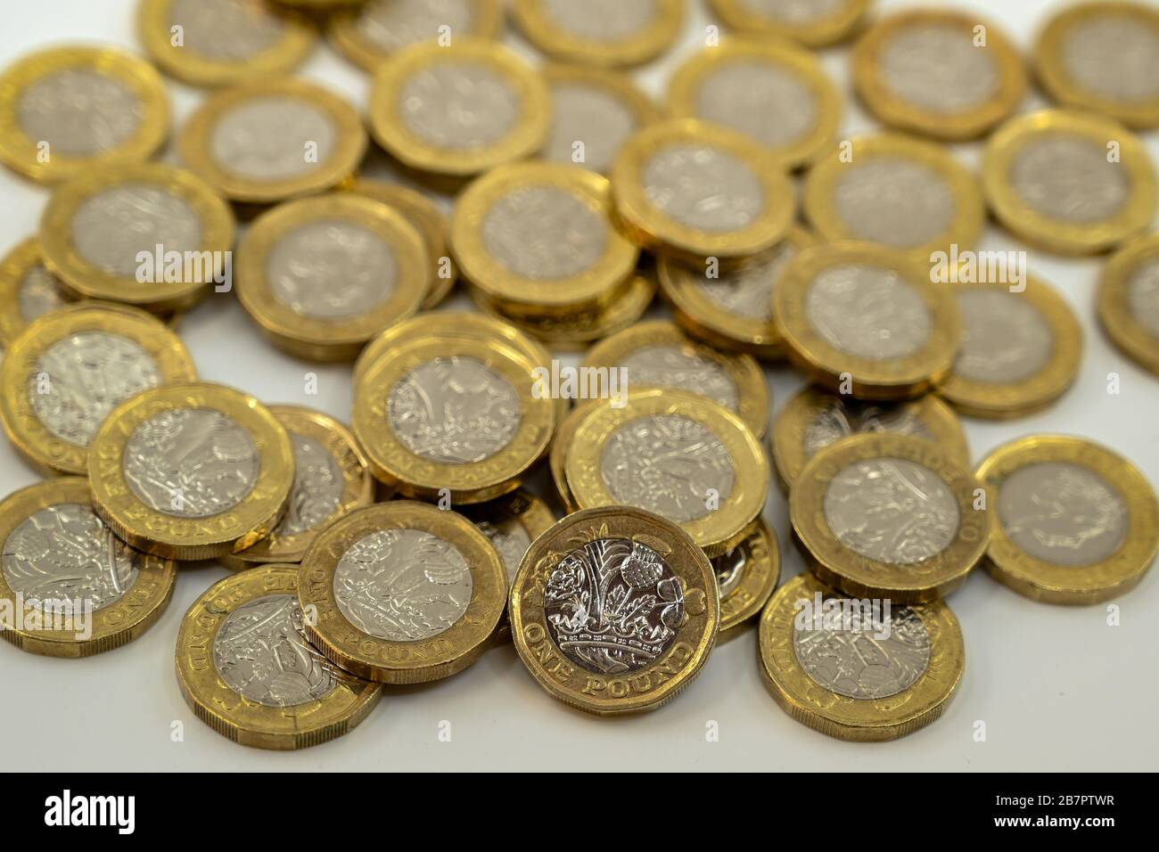 LONDRA, Regno Unito - GENNAIO 2020: Primo piano visione della valuta britannica Grande sterlina britannica GBP - una moneta di sterlina che si appoggia su altre monete sfocate sullo sfondo Foto Stock