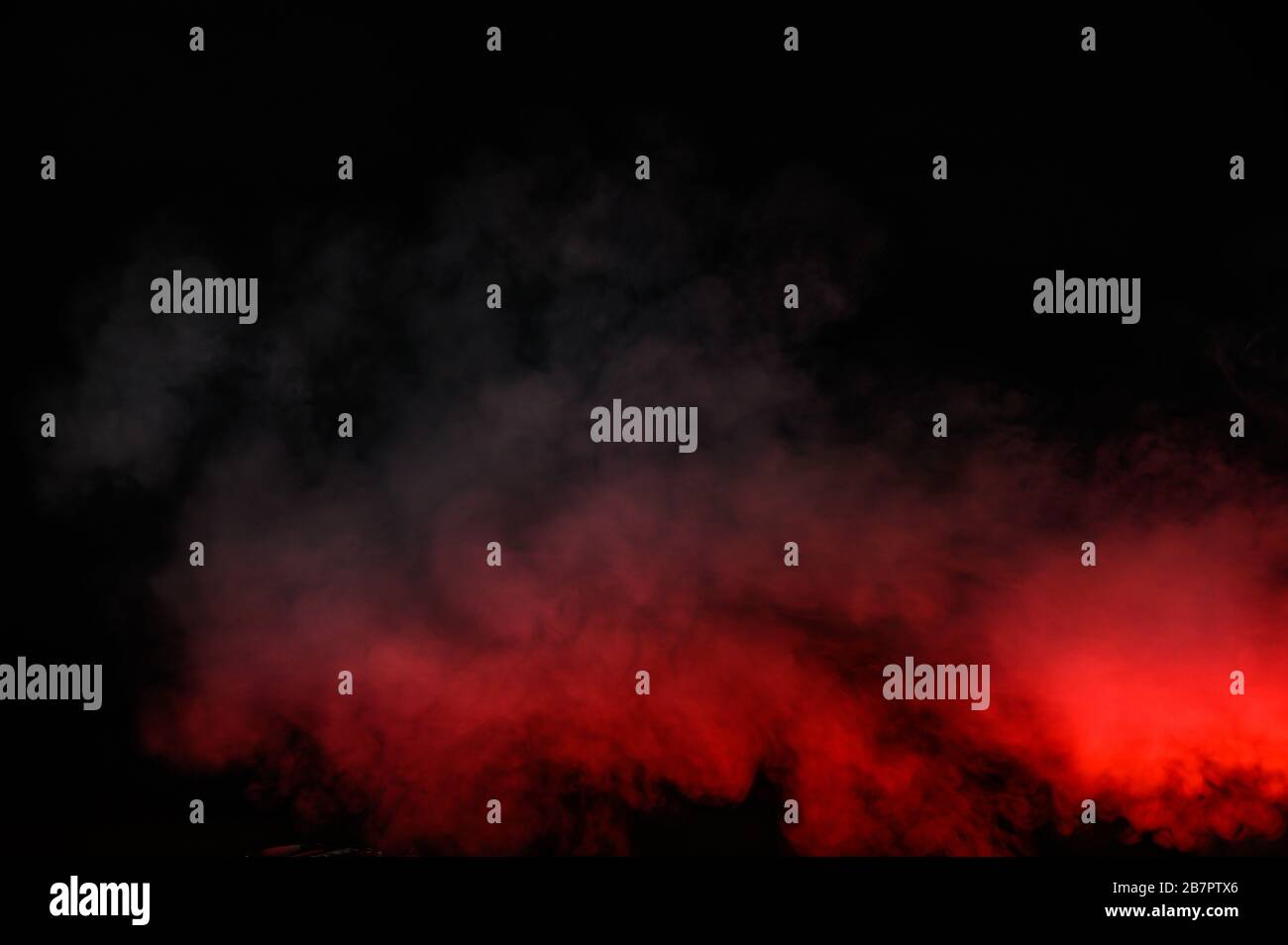 Fumo rosso isolato su sfondo nero Foto Stock