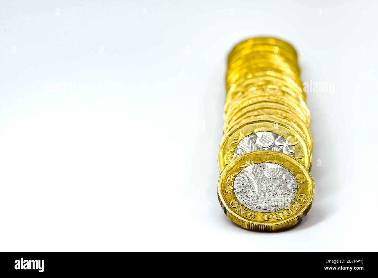 CARDIFF, GALLES - GENNAIO 2020: Primo piano visione della valuta britannica GBP - monete da una sterlina su sfondo bianco Foto Stock