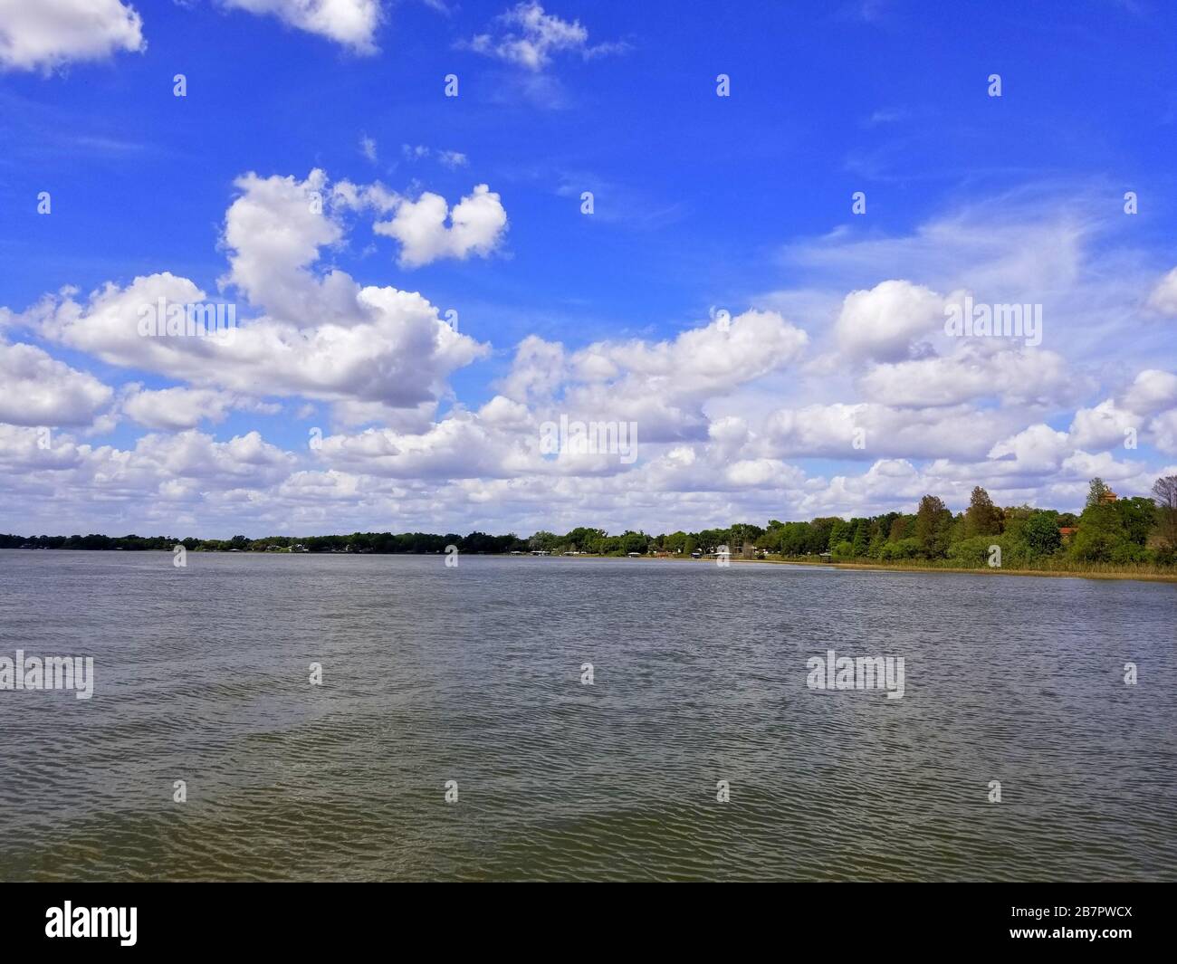 Bellissimo cielo blu vicino al lago vicino Heritage Park, Winter Haven, Florida, U.S.A Foto Stock