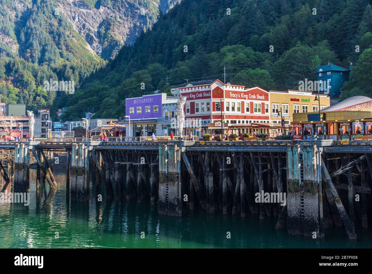 Juneau, capitale dell'Alaska, e nave da crociera porto città in estate. Foto Stock