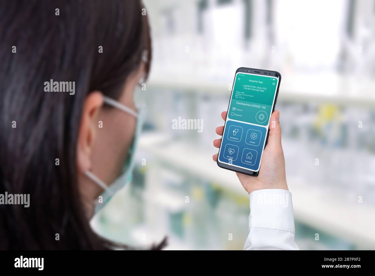 Test positivo per coronavirus su app per smartphone in mano di specialista di malattie infettive Foto Stock