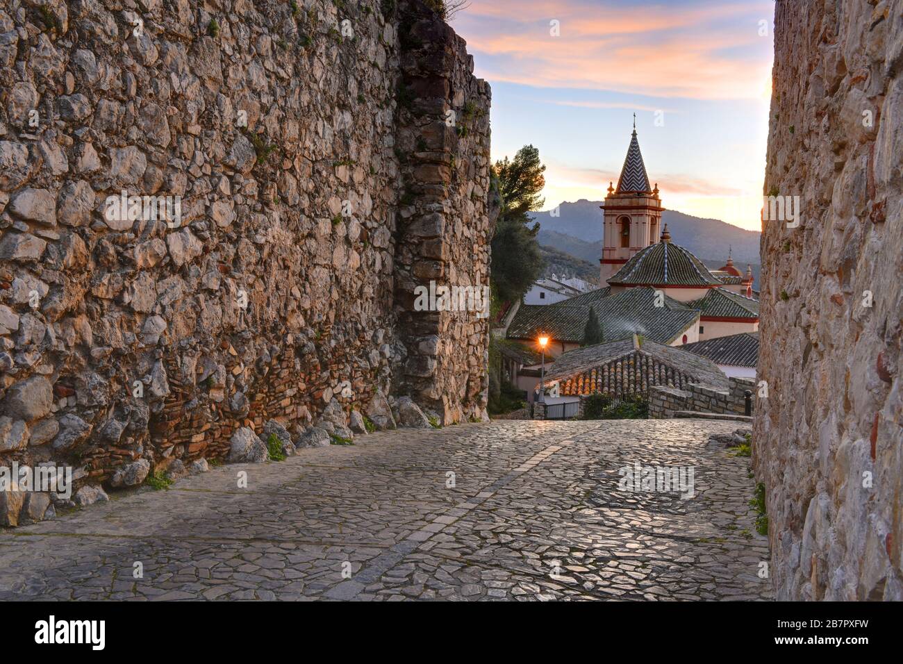 Zahara de la Sierra, villaggio bianco nella provincia di Cadice, Andalusia, Spagna Foto Stock