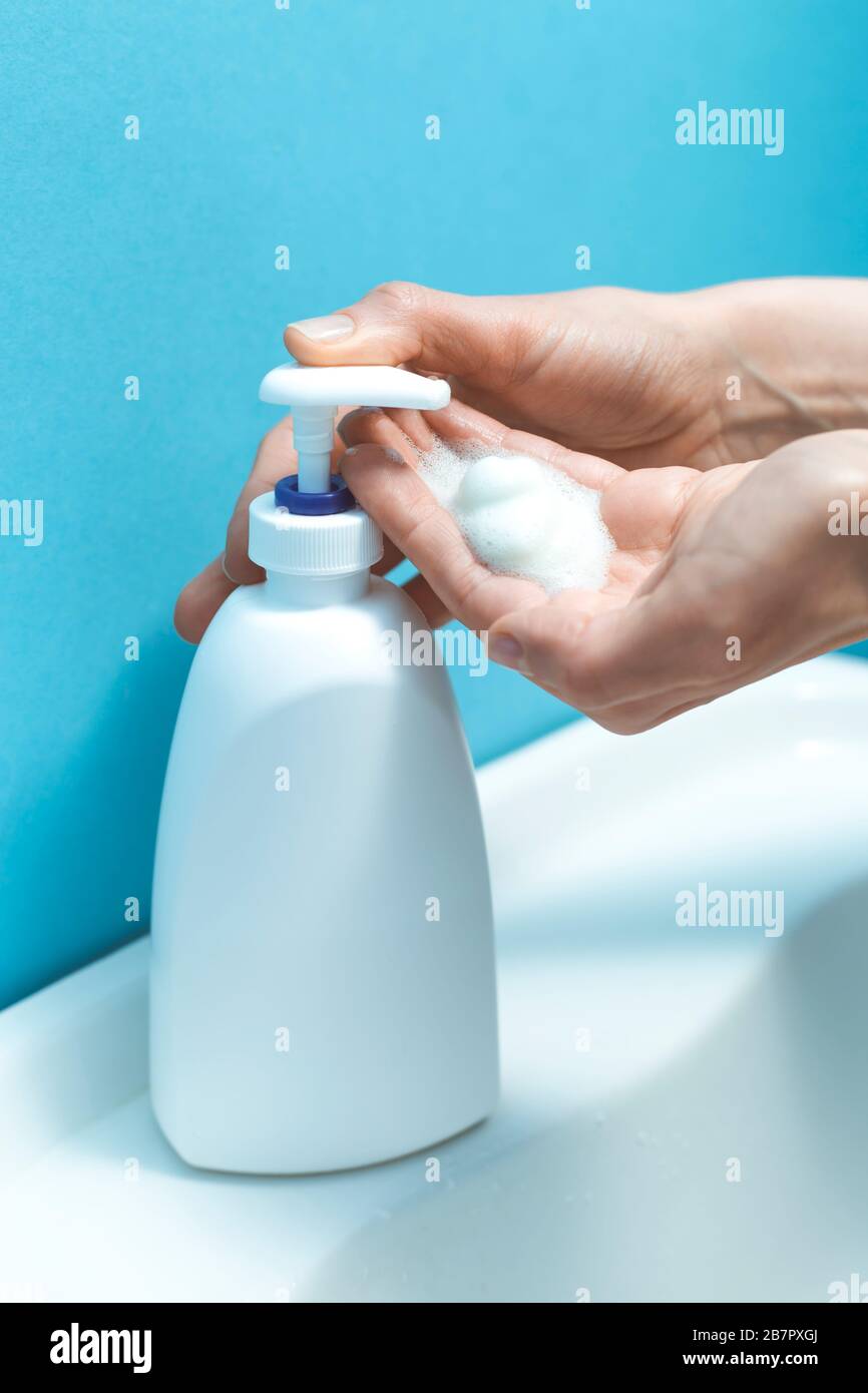 Lavaggio in gel per la disinfezione delle mani. Foto Stock