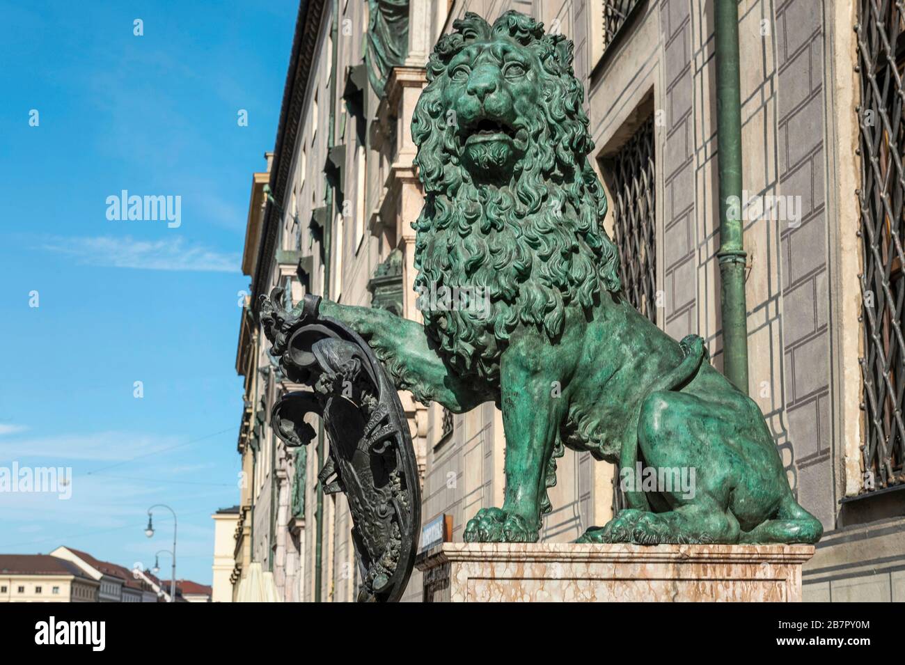 Baviera-Monaco-Germania, ottobre 13. 2019: Statua del leone bavarese di fronte all'Alte Residenz a Odeonplatz a Monaco Foto Stock