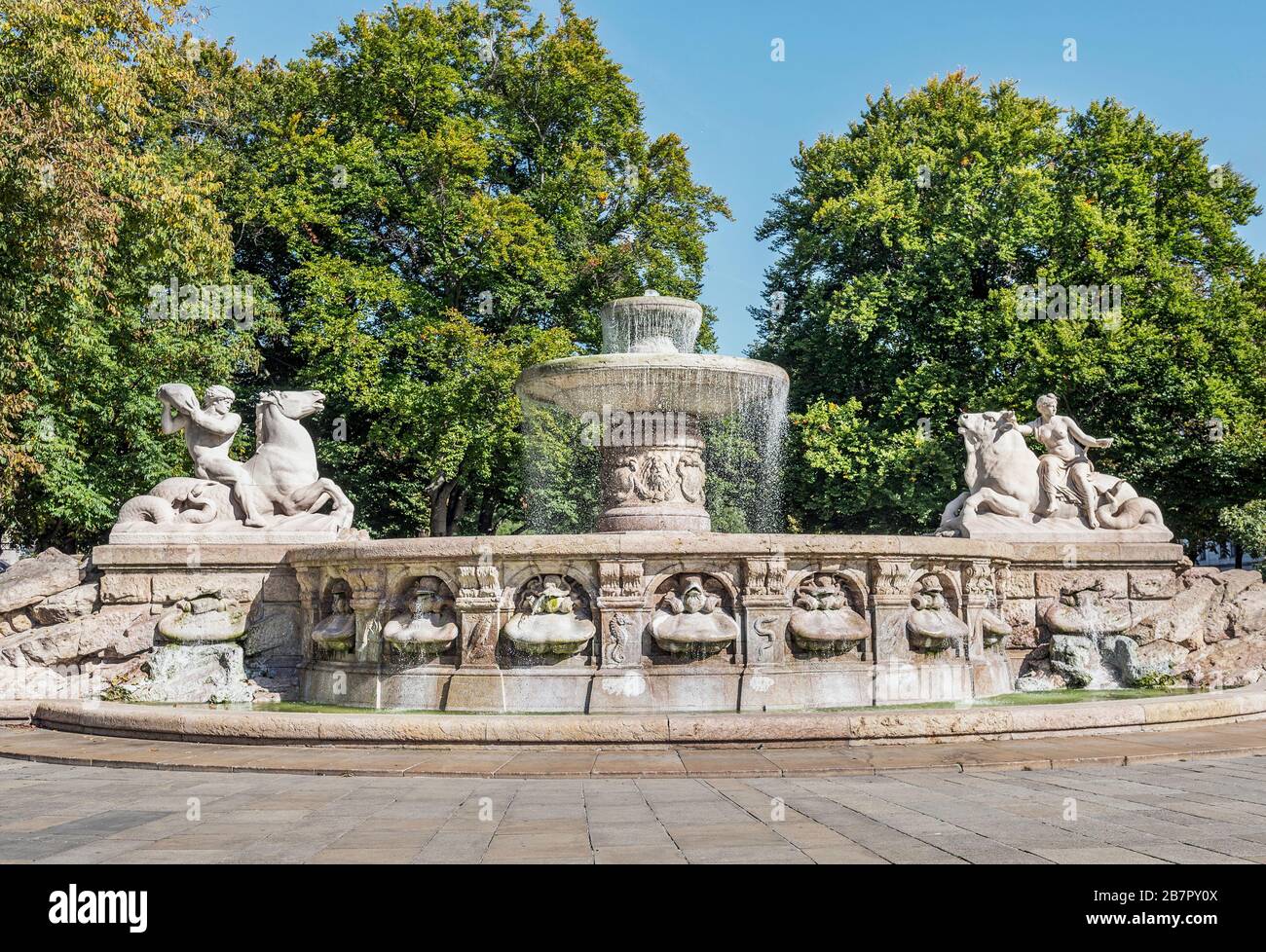 Baviera-Monaco-Germania, ottobre 13. 2019: Fontana Wittelsbacher a Lenbachplatz a Monaco. Il Wittelsbacher Brunnen è una fontana monumentale sul Foto Stock