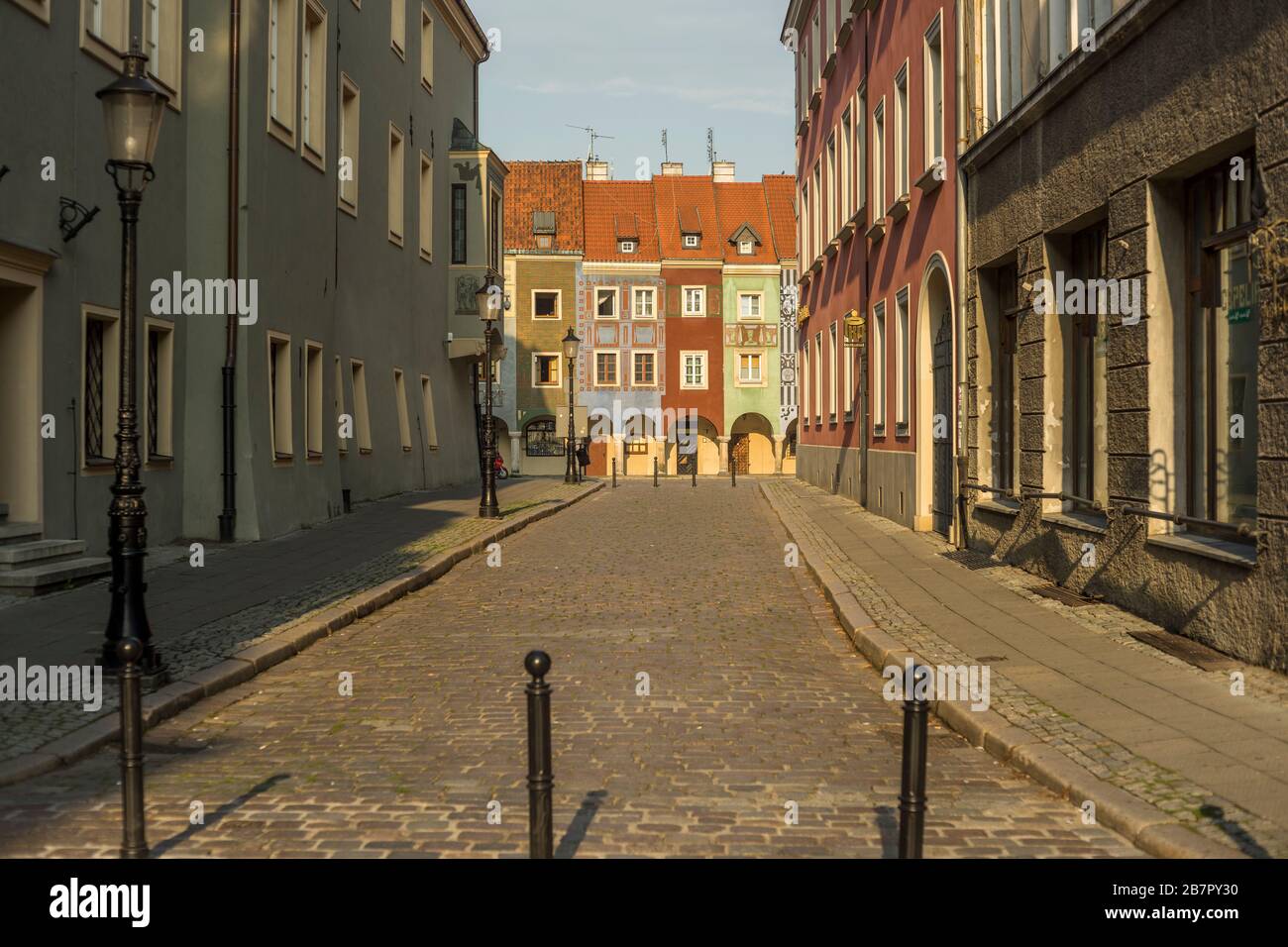 Una vista da via Wozna sulle case mercantili che si trovano nel centro turistico di Poznan, il vecchio mercato, Polonia 2019. Foto Stock