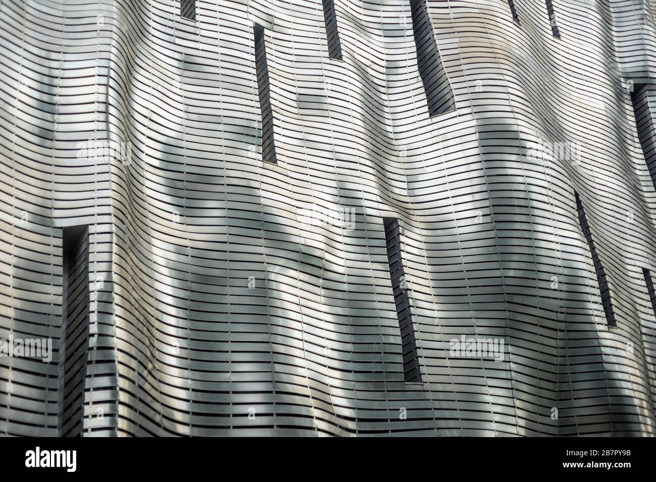 Parte della facciata, fatta di strisce metalliche, dal centro commerciale, artistico e commerciale 'Stary Browar' a Poznan, Polonia 2019. Foto Stock