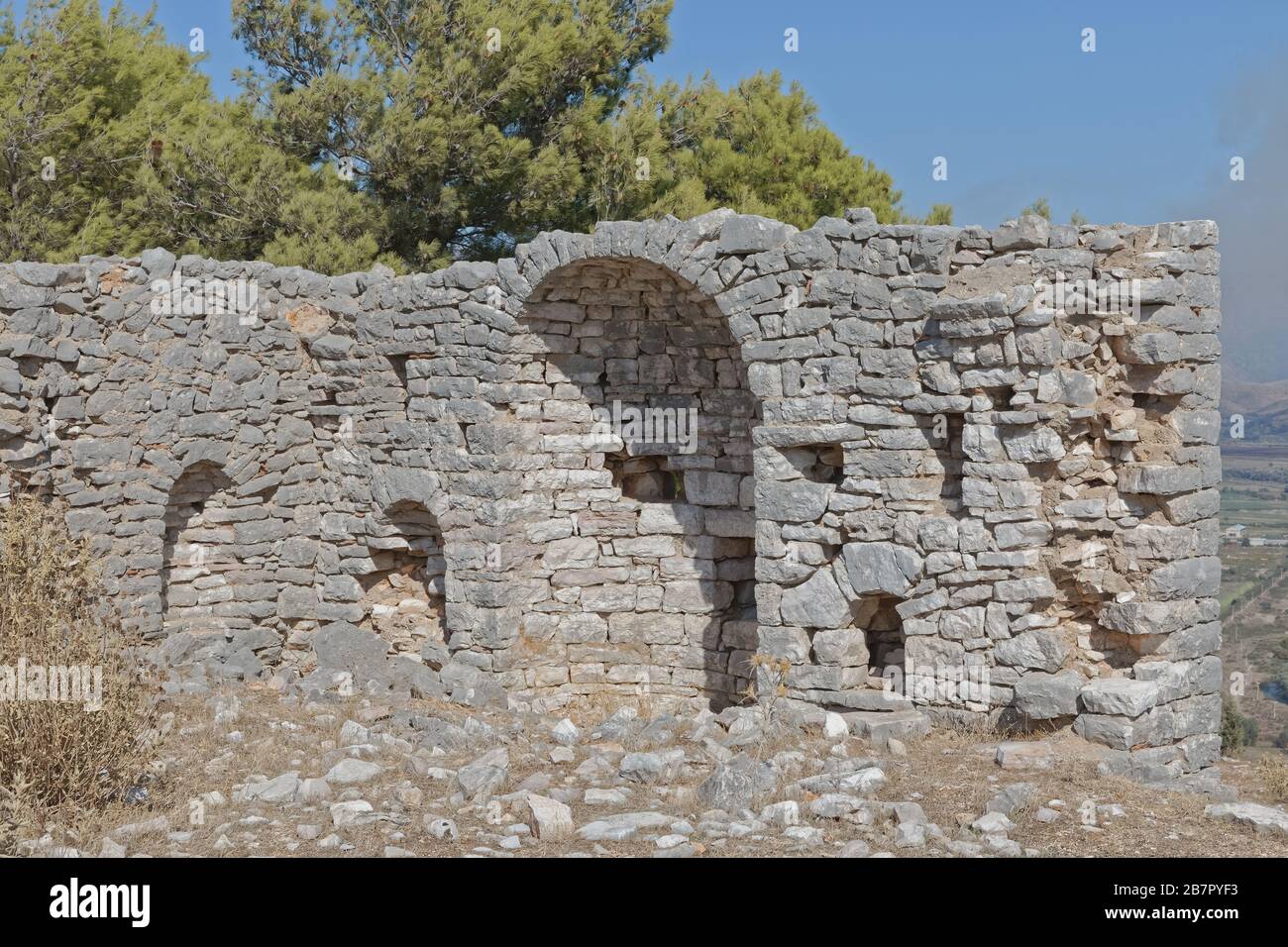 Resti storici inesplorati di una chiesa in pietra a Sarande Albania Foto Stock
