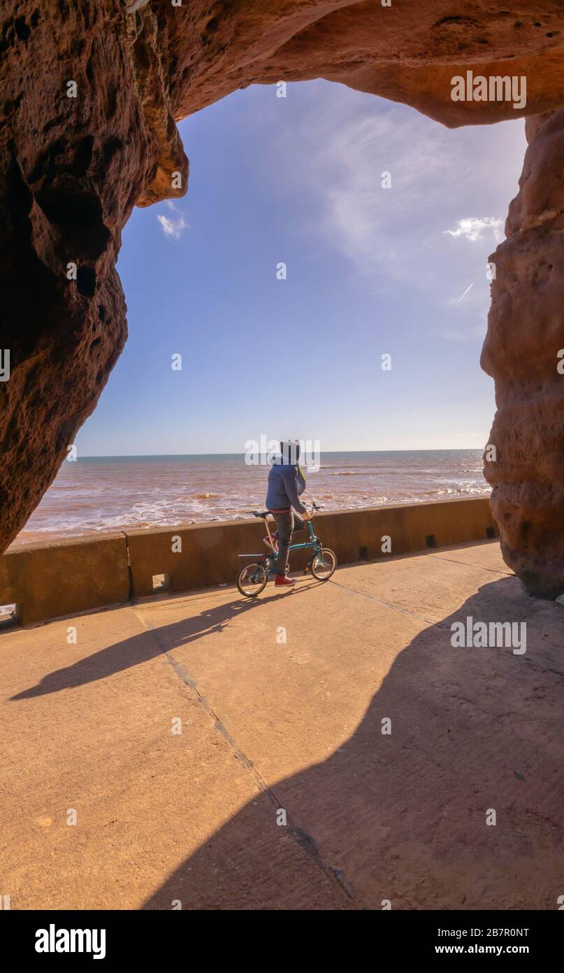 Vista dalla grotta sotto la scogliera di arenaria nella città di Sidmouth, Devon Foto Stock