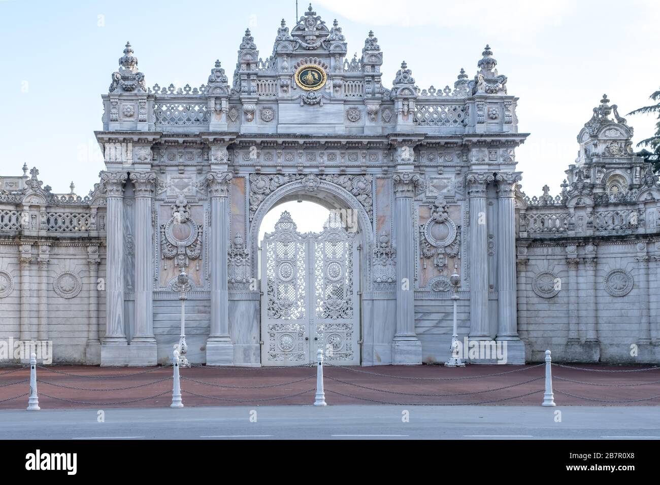 Porta imperiale del palazzo Dolmabahce nel quartiere Besiktas di Istanbul. Foto Stock