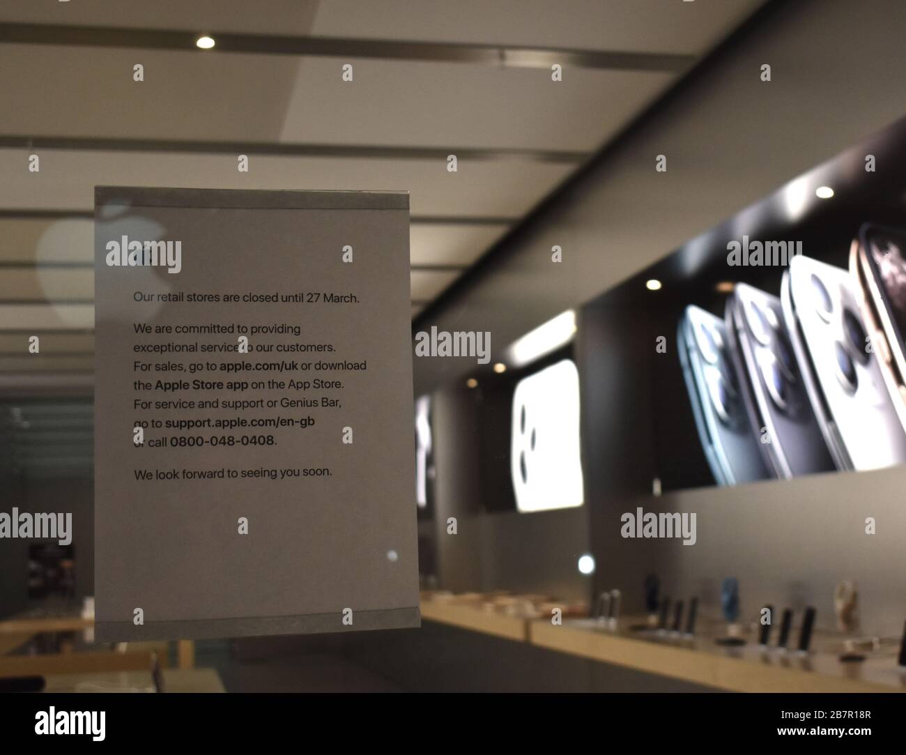 Gli Apple Store sono chiusi a causa di coronavirus - un avviso nell'Apple Store di intu Milton Keynes. Foto Stock