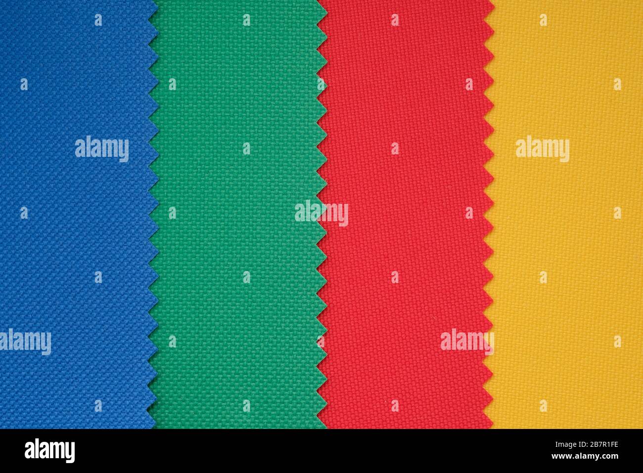 Campioni di tessuti di colori diversi. Tessuto blu, verde, rosso con texture. Tessuto leggero in fibre sintetiche (nylon o poliestere) Foto Stock