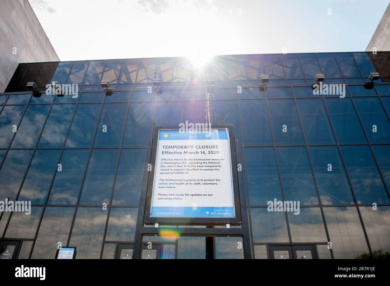 Un avviso è pubblicato di fronte allo Smithsonian National Air and Space Museum, per informare le persone che il museo è chiuso in quanto gli Stati Uniti si occupa della pandemia COVID-19 a Washington, DC, Martedì, 17 marzo 2020. Credit: Rod Lamkey/CNP | utilizzo nel mondo Foto Stock