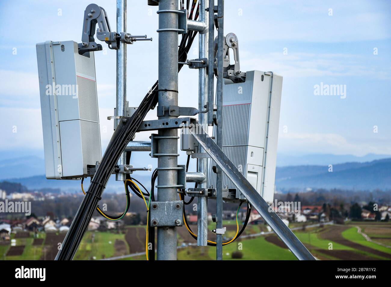Nuova antenna di rete per telecomunicazioni radio 5G montata su un palo  metallico che fornisce forti onde di segnale dalla parte superiore del  tetto attraverso la grande città Foto stock - Alamy