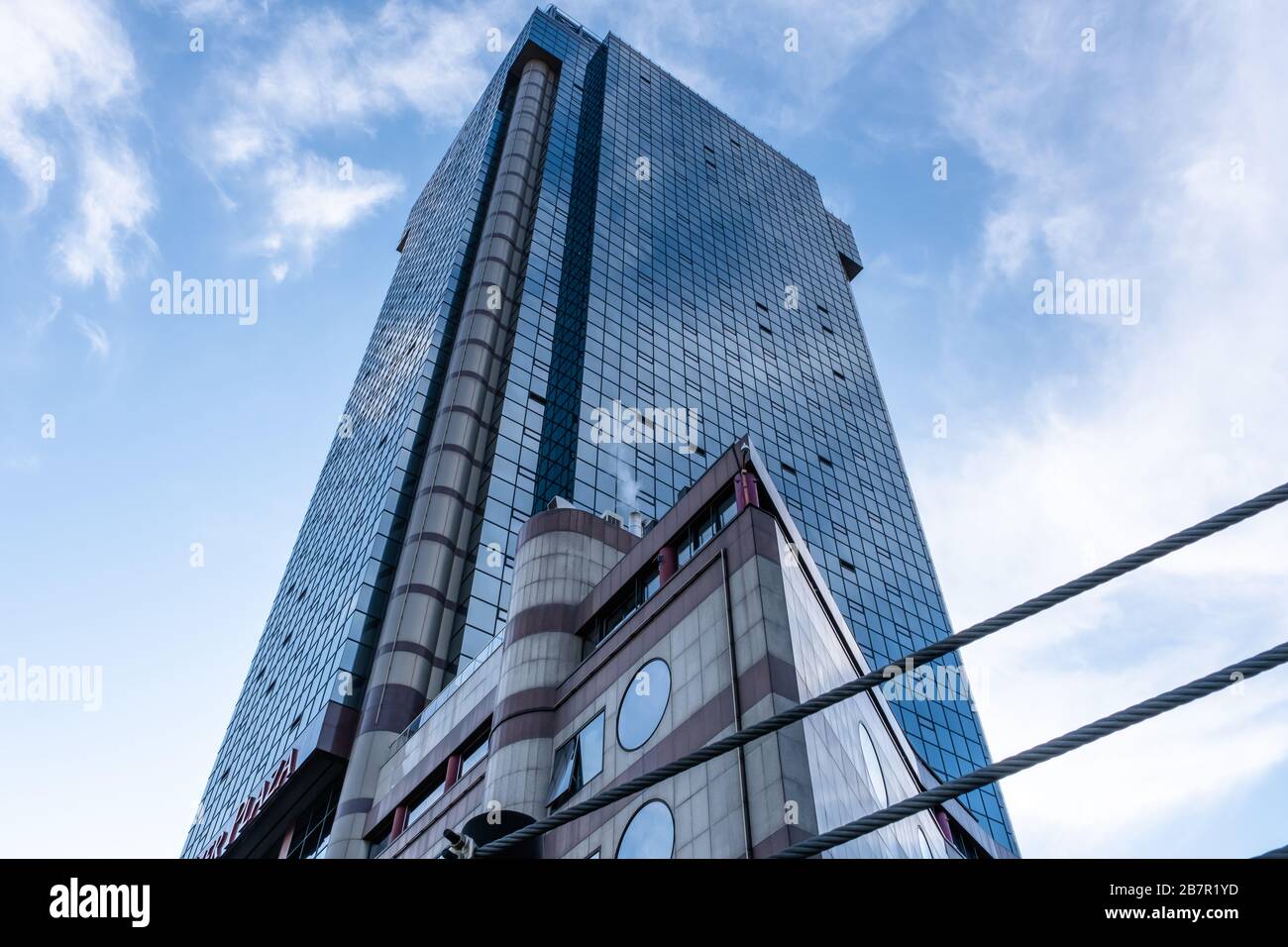 Vista esterna dell'edificio del Ritz-Carlton Hotel, Suzer Plaza (noto anche come Gokkafes in turco) a Besiktas, istanbul. Foto Stock