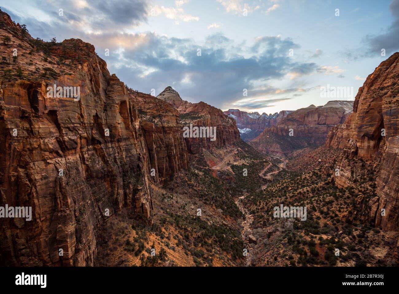Vista al tramonto del parco nazionale di Zion dal sentiero panoramico del Canyon di Zion Foto Stock