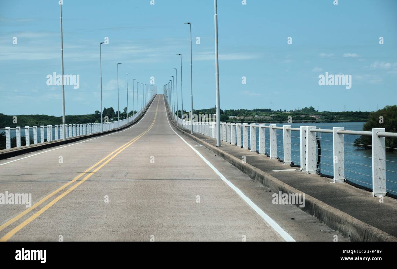 Vista dalla strada di un ponte al confine tra argentina e uruguay, Gualeguaychu fraybentos Foto Stock