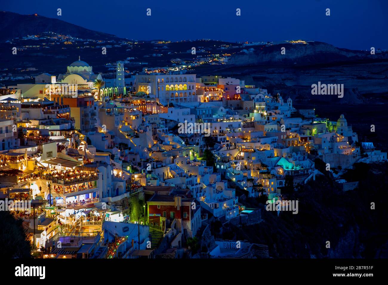 Vista notturna della magica Fira, isola di Santorini. Grecia Foto Stock