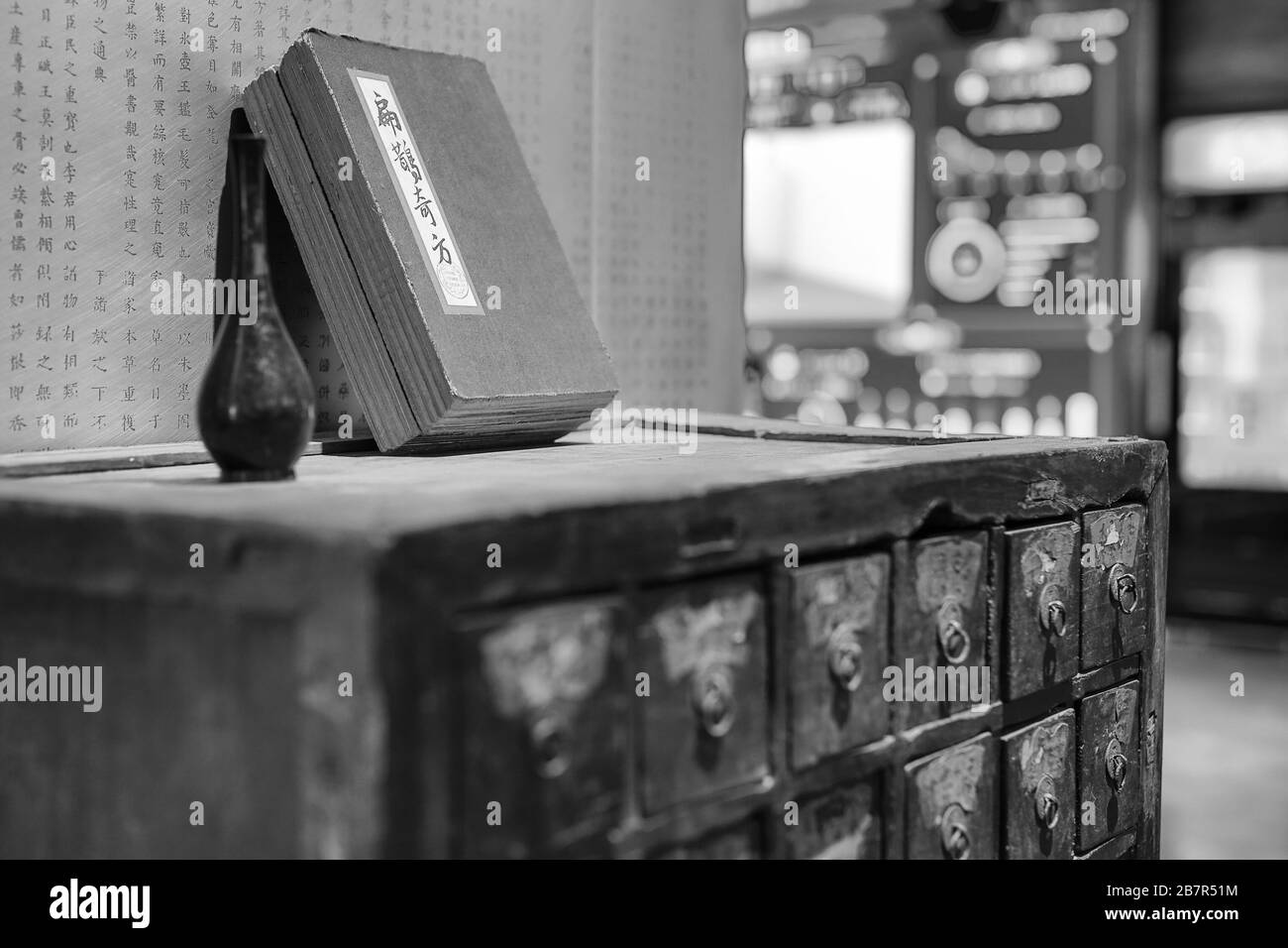 Gabinetto della farmacia vintage cinese come foto in bianco e nero di sfondo. Foto Stock